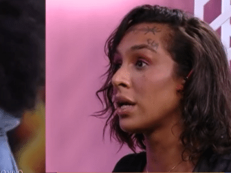 Lina diz que brothers ouviram barulhos de Arthur no quarto secreto