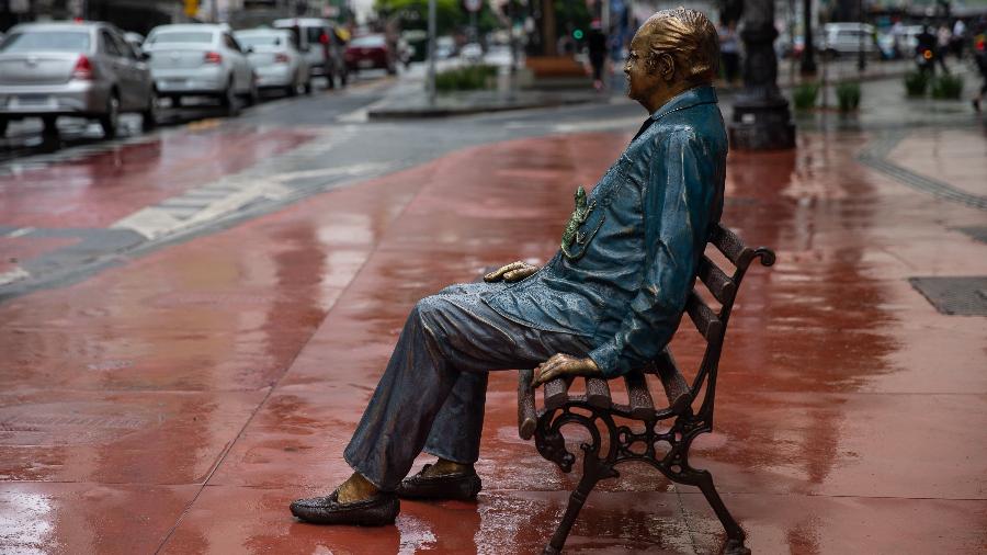 Estátua de Paulo Vanzolini, zoólogo e compositor, autor "Ronda", canção que homenageia a avenida São João. - Mathilde Missioneiro/Folhapres