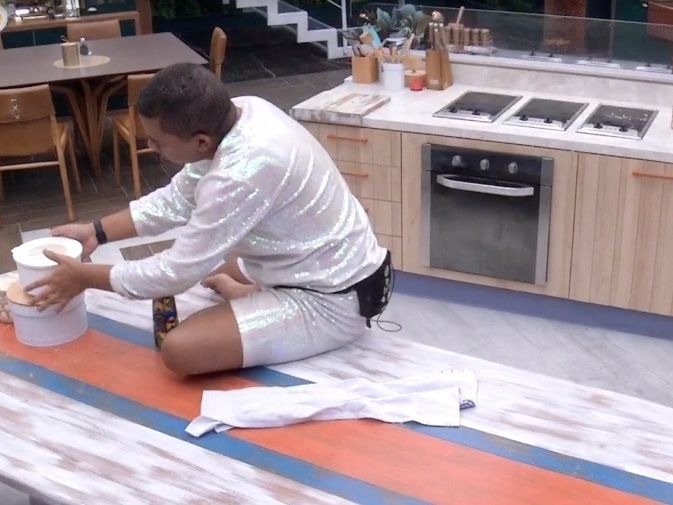 Bruno é punido após dançar em mesa e desperdiçar comida no BBB 23 