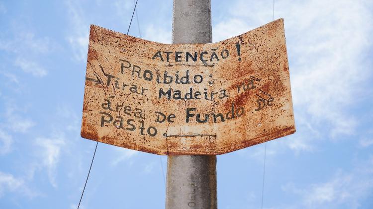 Placa em fundo de pasto na comunidade de Serra da Besta, município de Uauá, Bahia. 