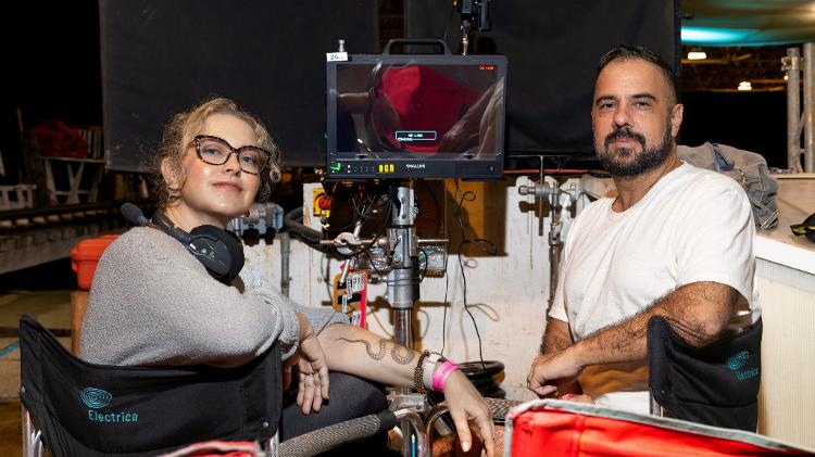 Tatiana Issa e Guto Barra durante a filmagem de Bateau Mouche no Rio de Janeiro