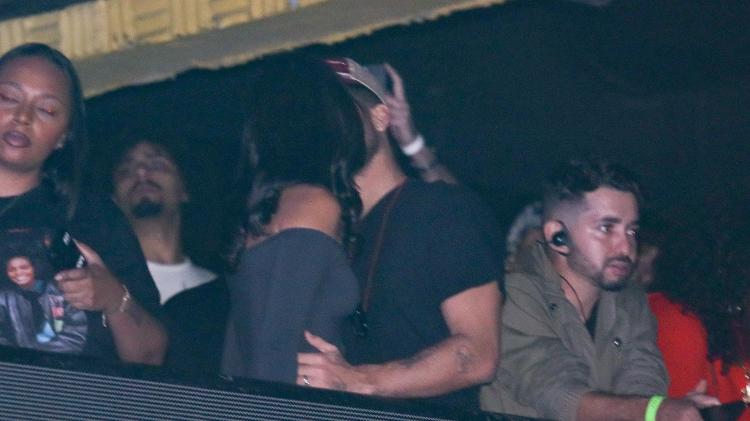 Bruna Marquezine e João Guilherme se beijam em show de Marina Sena em São Paulo