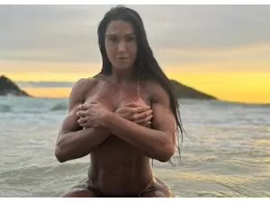 Gracyanne Barbosa faz topless e sensualiza na praia: 'Sereia'