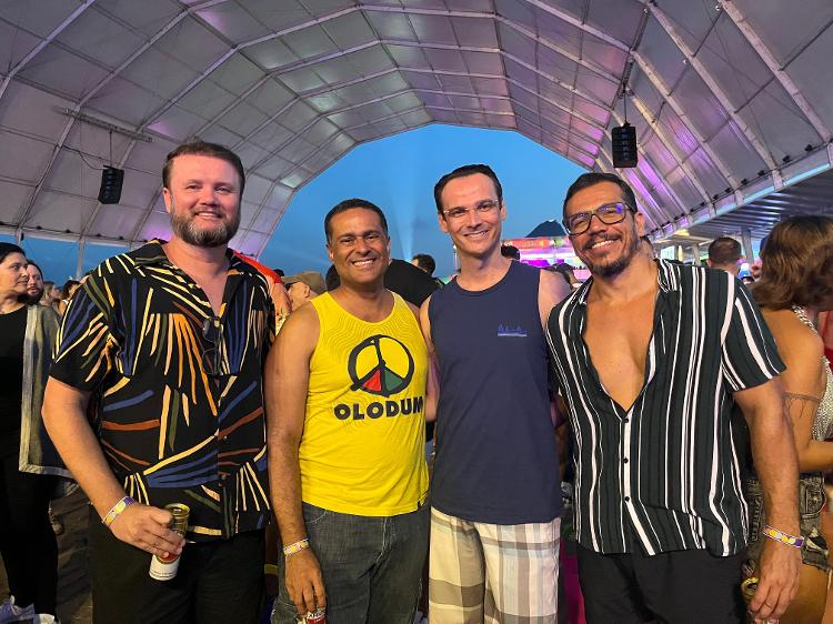 Alexandre Pessanha e os amigos são fãs do Carnaval de Salvador