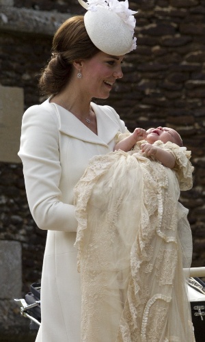 5.jul.2015 - Nascida em 2 de maio, Charlotte receberá seu primeiro sacramento das mãos do arcebispo de Canterbury, Justin Welby. É a primeira vez que os duques de Cambridge aparecem em público junto de Charlotte e seu irmão mais velho, o príncipe George, nascido em 2013
