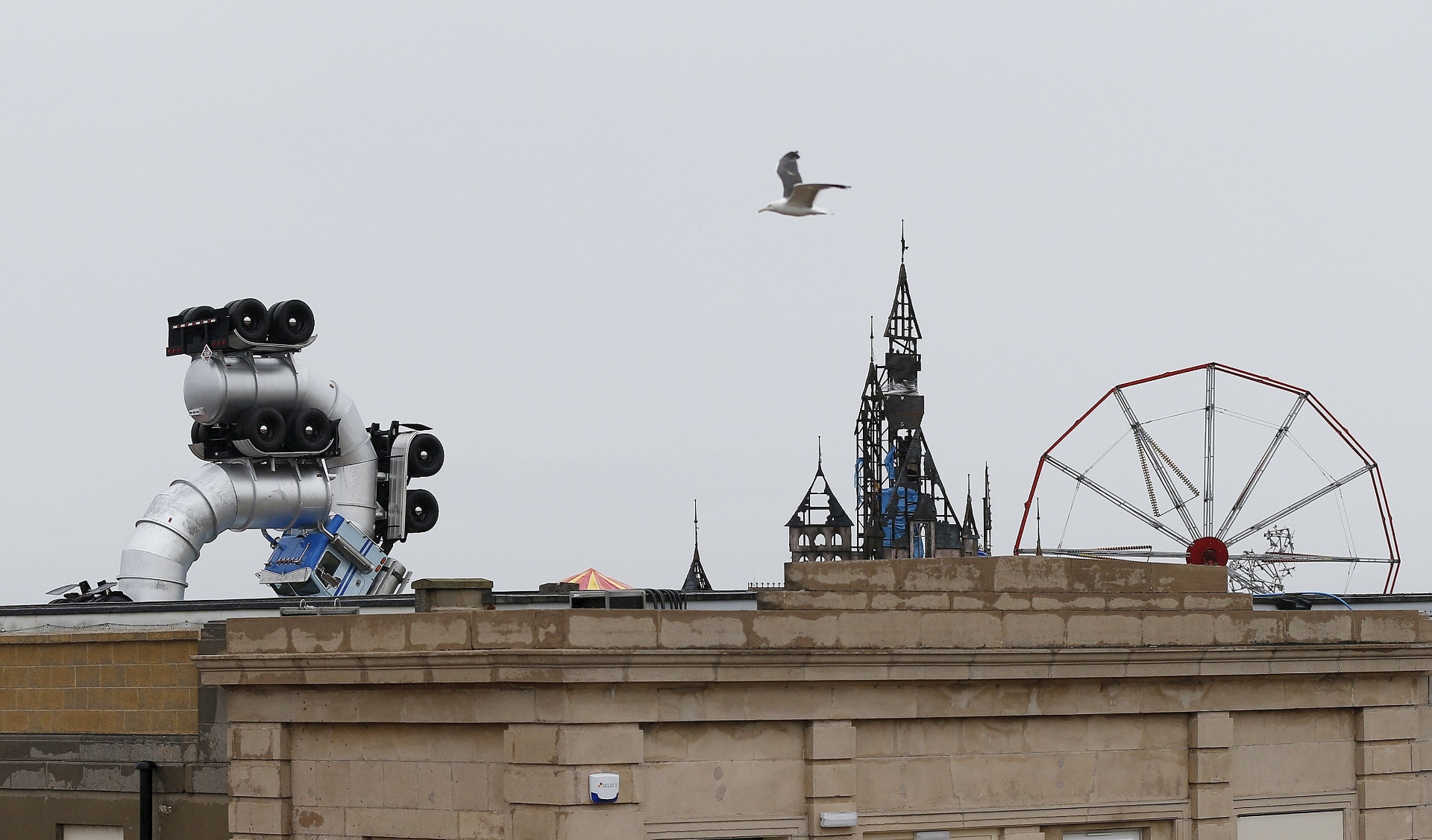 19.ago.2015 - Uma espécie de parque de diversões à beira-mar é visto em Weston-super-Mare, no sudoeste da Inglaterra; segundo a mídia local, a criação é um parque temático distópico idealizado pelo artista urbano Banksy - Suzanne Plunkett/Reuters