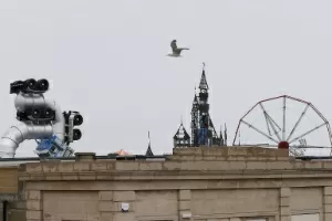 Uma espécie de parque de diversões à beira-mar é visto em Weston-super-Mare, no sudoeste da Inglaterra; segundo a mídia local, a criação é um parque temático distópico idealizado pelo artista urbano Banksy - Suzanne Plunkett/Reuters