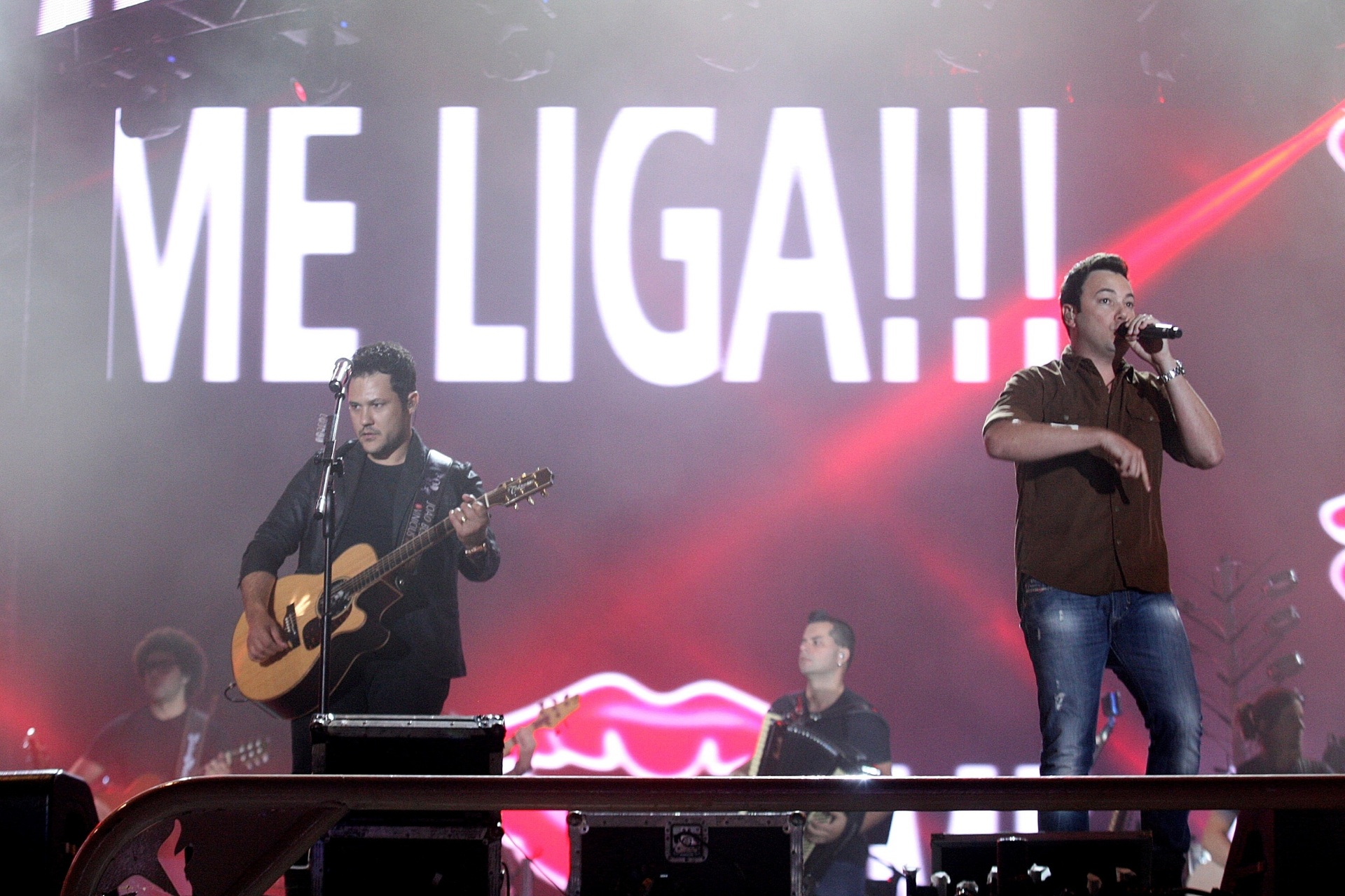 21.ago.2015 - João Bosco & Vinícius subiu ao palco na segunda noite da 60ª edição da Festa do Peão de Barretos. Os sertanejos cantaram músicas como "Chora, me liga", um dos primeiros sucessos da dupla, e "Maus bocados", hit em homenagem a Cristiano Araújo, morto este ano depois de sofrer um acidente em Goiás - Reinaldo Canato/UOL
