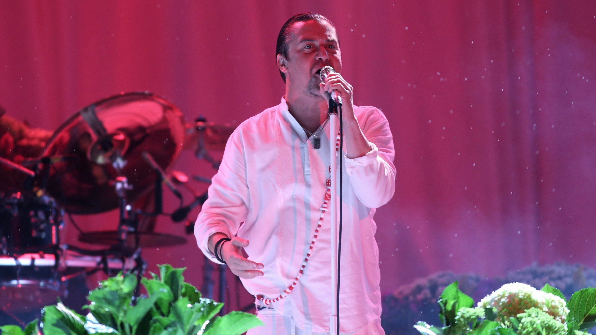 25.set.2015 - De branco e com o palco adornado com flores, o Faith No More se apresenta no palco Mundo, durante o quinto dia de shows do Rock in Rio 2015. - Marco Antônio Teixeira/UOL