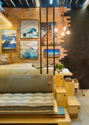 detalhe do móvel polivalente que é cama, sofá, gaveteiro e escrivaninha, usado no Estúdio do Fotógrafo criado por Regina Prior, Bianca Prior e Hannah Brauer para a Morar Mais por Menos RJ 2015 - MCA Estúdio/ Divulgação - MCA Estúdio/ Divulgação