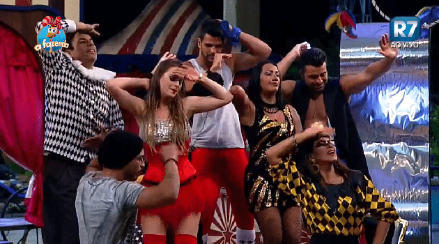 6.nov.2015 - Peões dançaram a música "Ragatanga" do grupo Rouge - Reprodução/Record