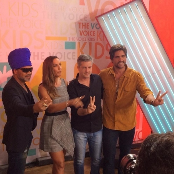 14.dez.2015 - Carlinhos Brown, Ivete Sangalo e a dupla Victor e Leo lançam o programa "The Voice Kids" nesta segunda-feira (14), no Projac, no Rio - Reprodução/Instagram/carlinhosbrownoficial
