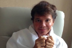 14.dez.2015 - O cantor Netinho no hospital Sírio-Libanês, em São Paulo