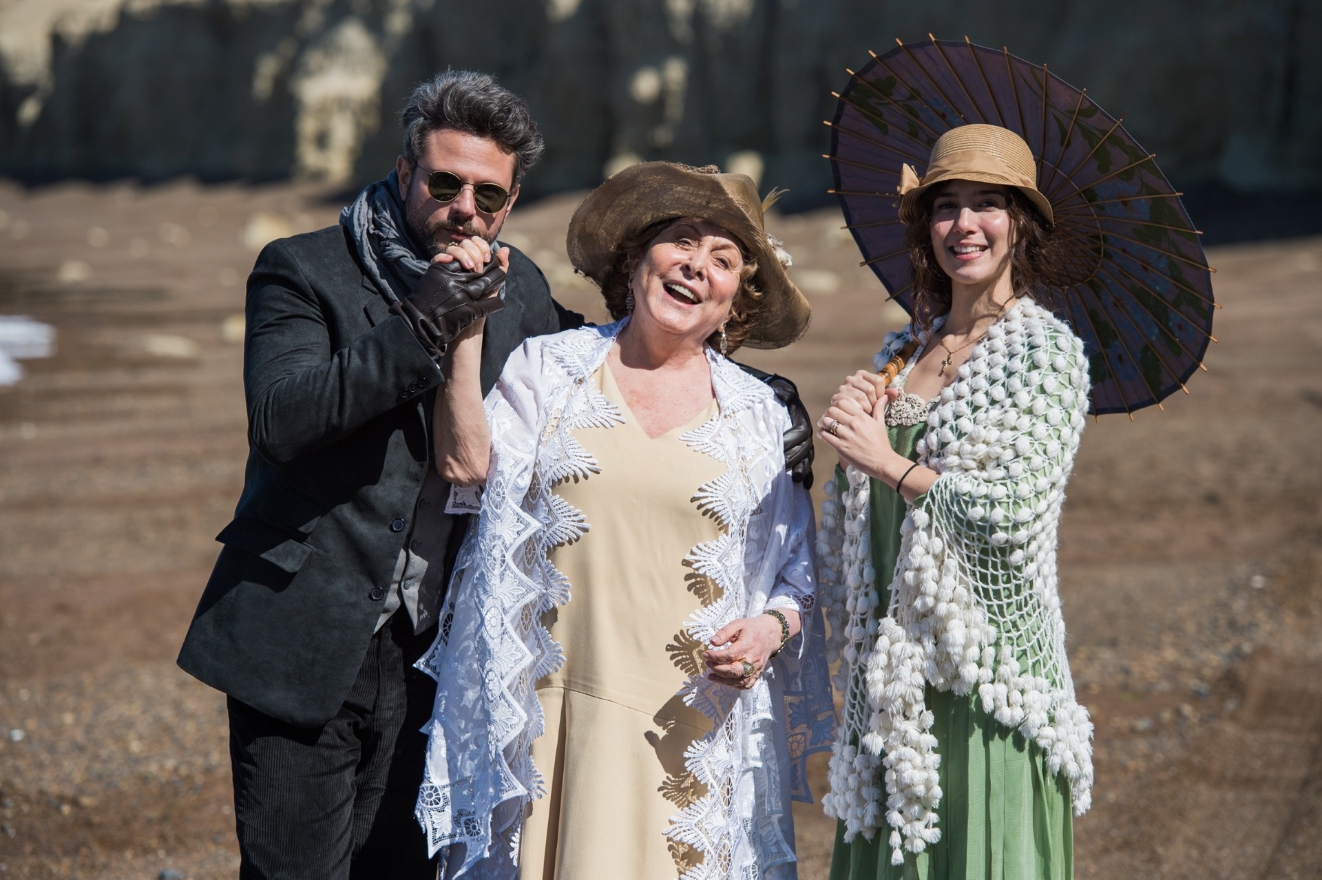 Augusto (Selton Mello), Consuêlo (Aracy Balabanian) e Mariana (Marjorie Estiano) nos bastidores das gravações, na Patagônia argentina - Caiuá Franco/Divulgação/TV Globo