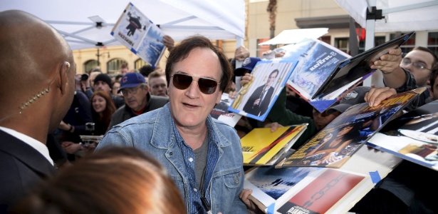 O cineasta Quentin Tarantino atende fãs durante cerimônia em que recebeu sua estrela na Calçada da Fama de Hollywood - Kevork Djansezian/Reuters