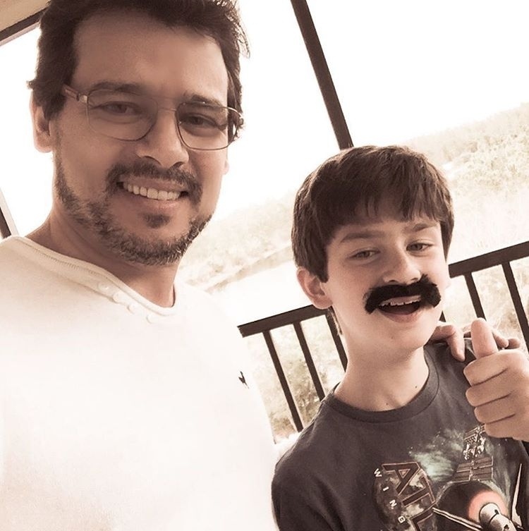 11.jan.2016 - Parece que a barba virou moda na família de Celso Portiolli. Após o apresentador aparecer barbudo no Instagram, foi a vez de seu filho, Pedro, usar um bigode falso ao lado do pai, que publicou o momento na rede social. "Acordou assim hoje...", brincou o apresentador do SBT. Ele tem feito sucesso com o novo visual e está sendo comparado ao cantor Renato Russo e o padre Fábio de Melo - Reprodução/Instagram/celsoportiolli