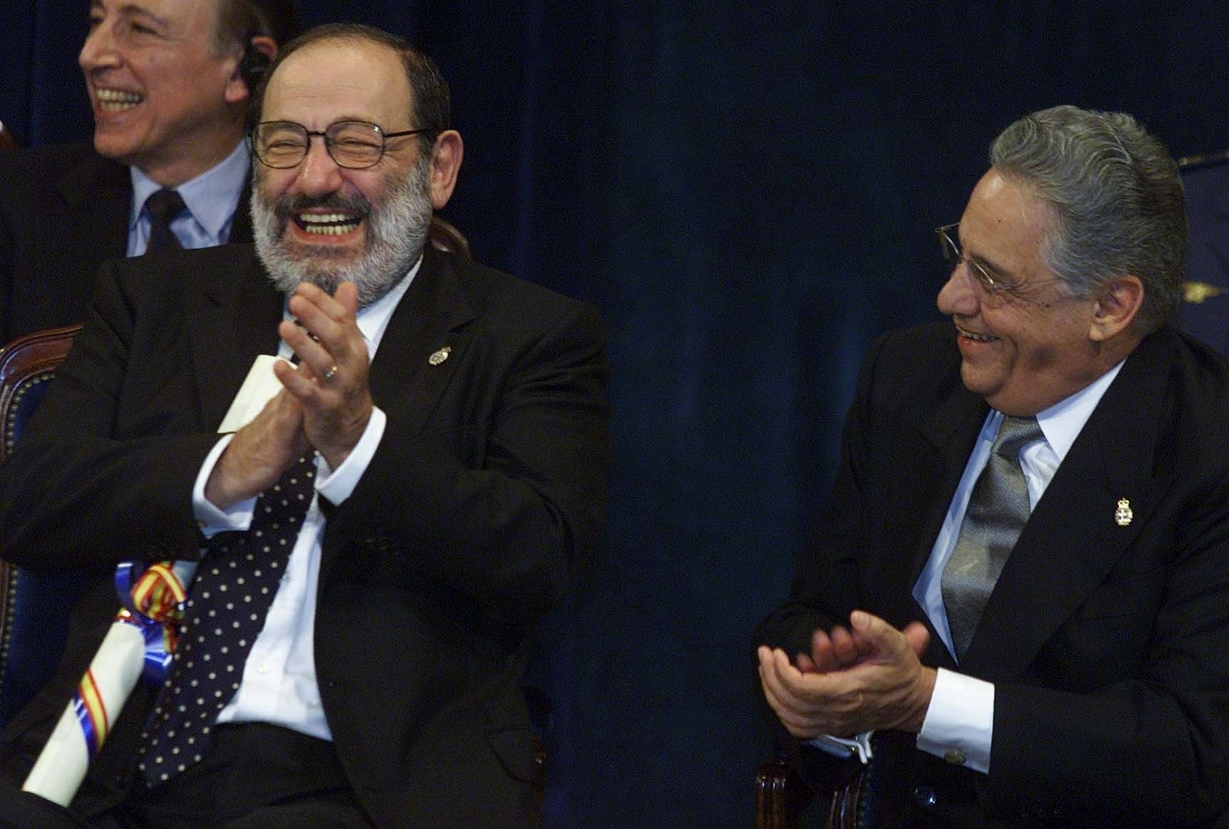 O ex-presidente Fernando Henrique Cardoso e o escritor e semiólogo italiano Umberto Eco durante a entrega do prêmio "Príncipe das Astúrias", em Oviedo na Espanha em outubro de 2000 - Patrícia Santos / Folhapress