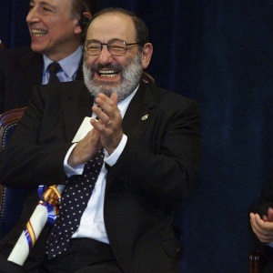O ex-presidente Fernando Henrique Cardoso e o escritor e semiólogo italiano Umberto Eco durante a entrega do prêmio "Príncipe das Astúrias", em Oviedo na Espanha em outubro de 2000 - Patrícia Santos / Folhapress
