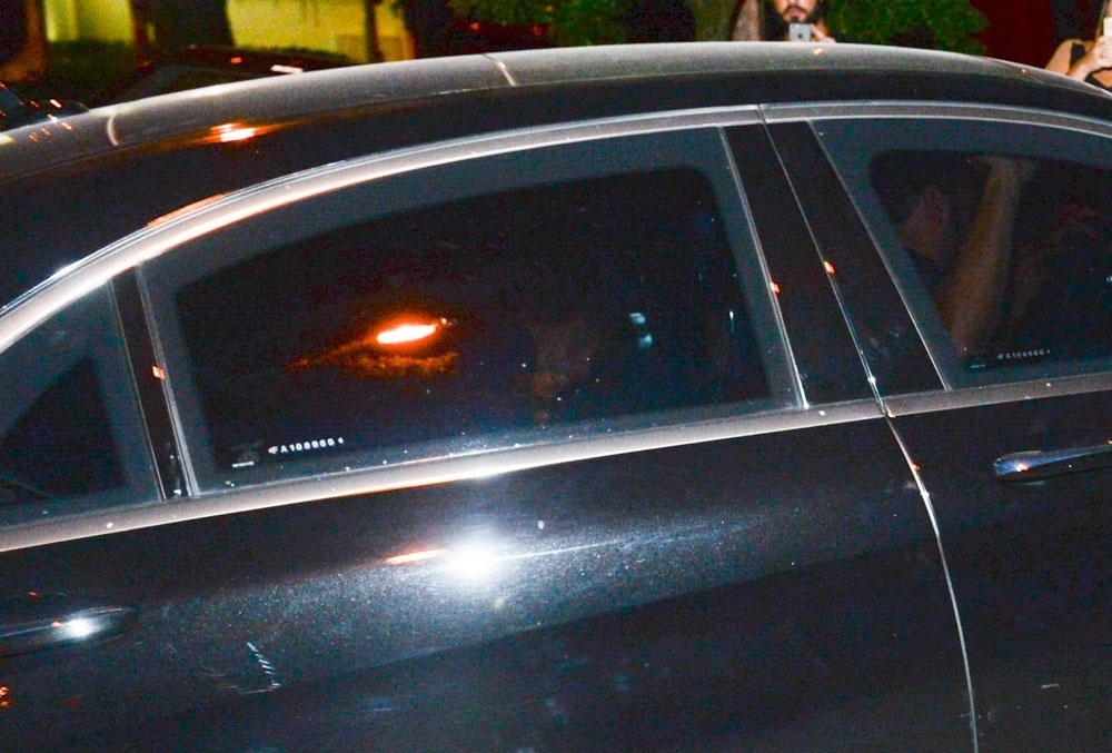 25.fev.2016 - Para evitar ser fotografado, Mick Jagger se abaixa no banco de trás do carro ao chegar à festa em sua homenagem - Francisco Cepeda/AgNews