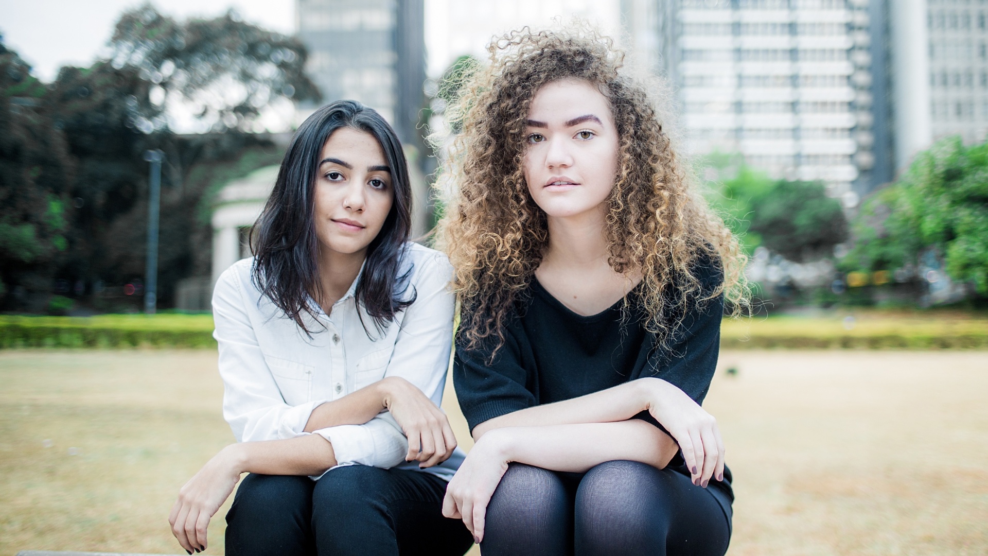 Ana e Vitória consideram-se "pop rural", mas admitem que ouvem de tudo, desde do pop ao rock. "A gente cresceu ouvindo sertanejo, não tem como deixar de lado isso". - Ricardo Matsukawa / UOL