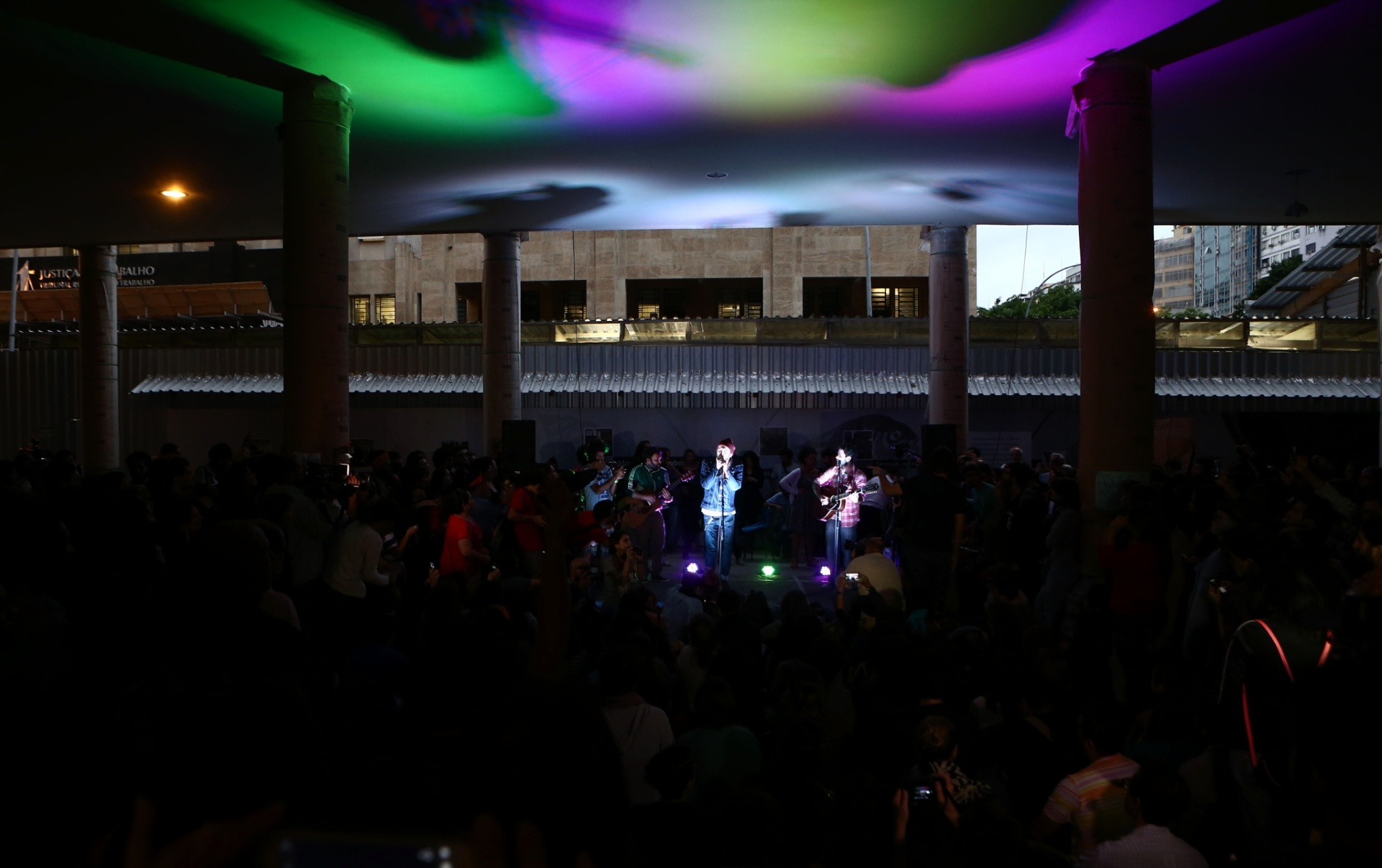 18.mai.2016 - Otto faz show em ocupação na Fundação Nacional de Arte, onde funcionava o escritório do extinto Ministério da Cultura no Rio de Janeiro. Artistas protestam no local contra a fusão dos ministérios da Cultura e Educação - Wilton Junior/Estadão Conteúdo