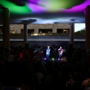 18.mai.2016 - Otto faz show em ocupação na Fundação Nacional de Arte, onde funcionava o escritório do extinto Ministério da Cultura no Rio de Janeiro. Artistas protestam no local contra a fusão dos ministérios da Cultura e Educação - Wilton Junior/Estadão Conteúdo