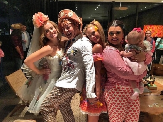 3.jul.2016 - "Ê arraiá bom sô", brincou o promoter David Brazil, cercado pelas amigas Angélica, Carolina Dieckmann e Preta Gil no arraiá da família Huck - Reprodução/Instagram/davidbrazil24