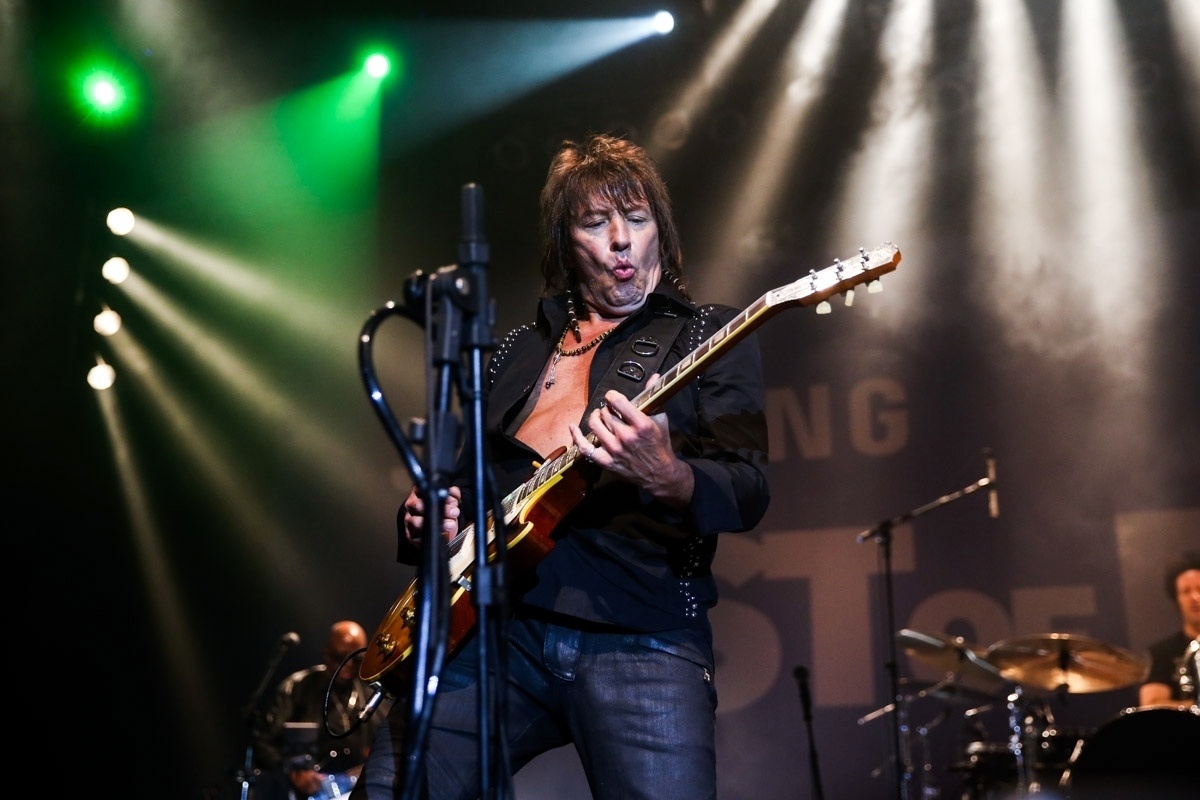 8.jul.2016 - Aos 56 anos, o ex-guitarrista do Bon Jovi Ritchie Sambora em festival de blues em São Paulo. O músico já lançou três álbuns solo, o mais recente é de 2012, "Aftermath Of The Lowdown" - Brazil News