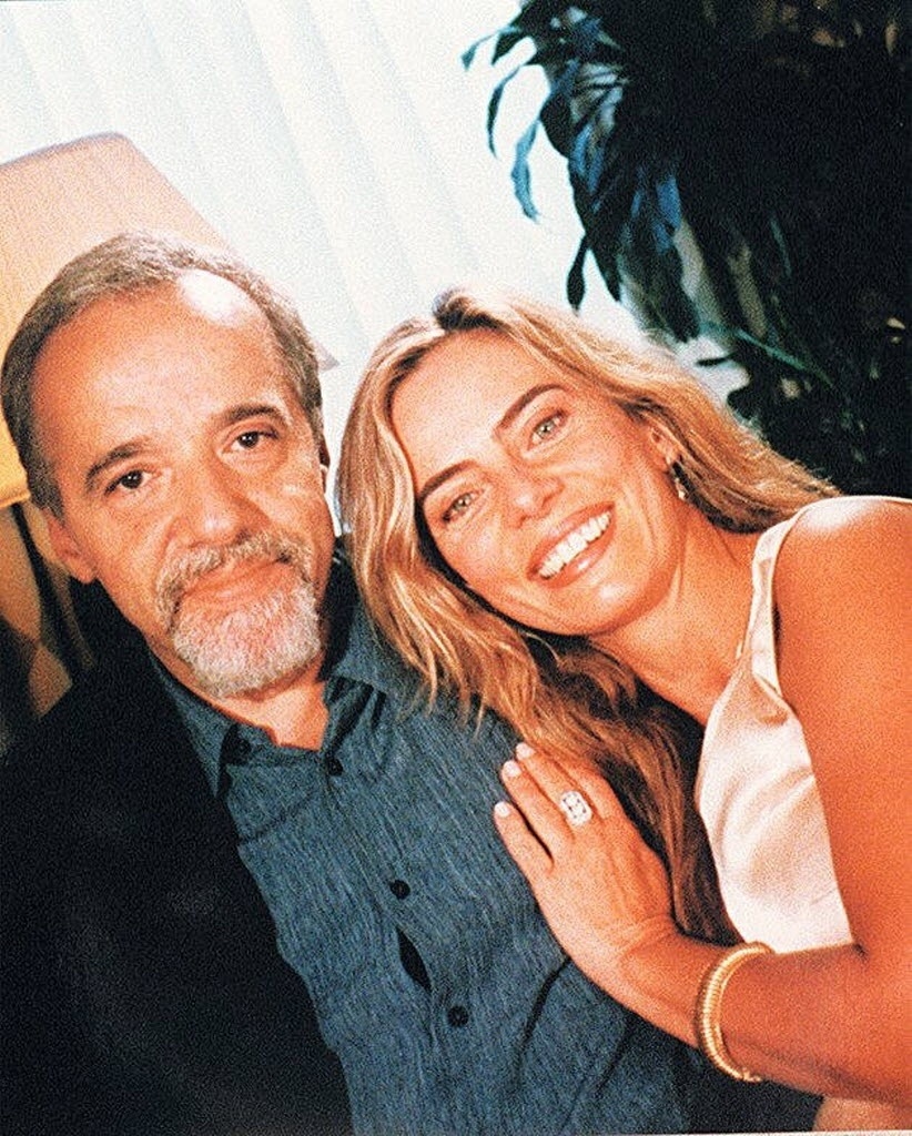 Bruna Lombardi posa com o escritor Paulo Coelho após entrevista ao "Gente de Expressão" em 1997 - Divulgação