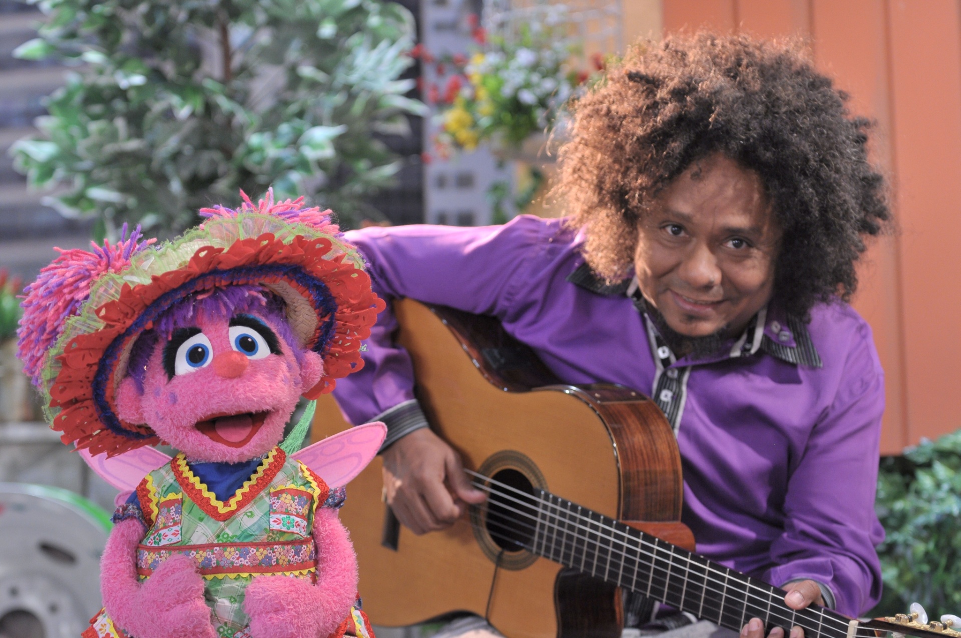 O cantor Chico César participa de "Sésamo" e grava com a boneca Abby - Jair Magri/TV Cultura