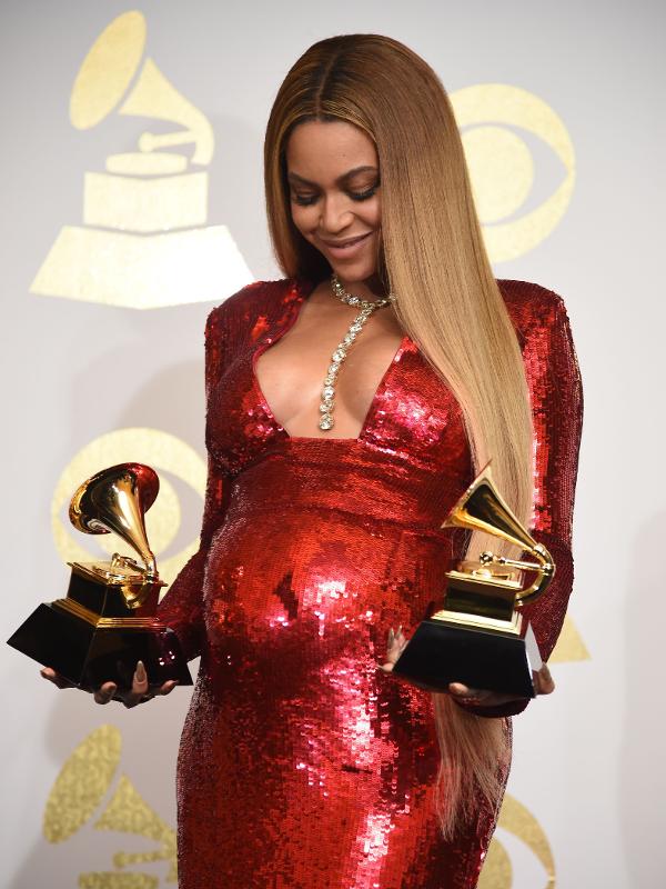 Grávida de gêmeos, Beyoncé exibe o barrigão enquanto segura os dois gramofones que levou no Grammy 2017