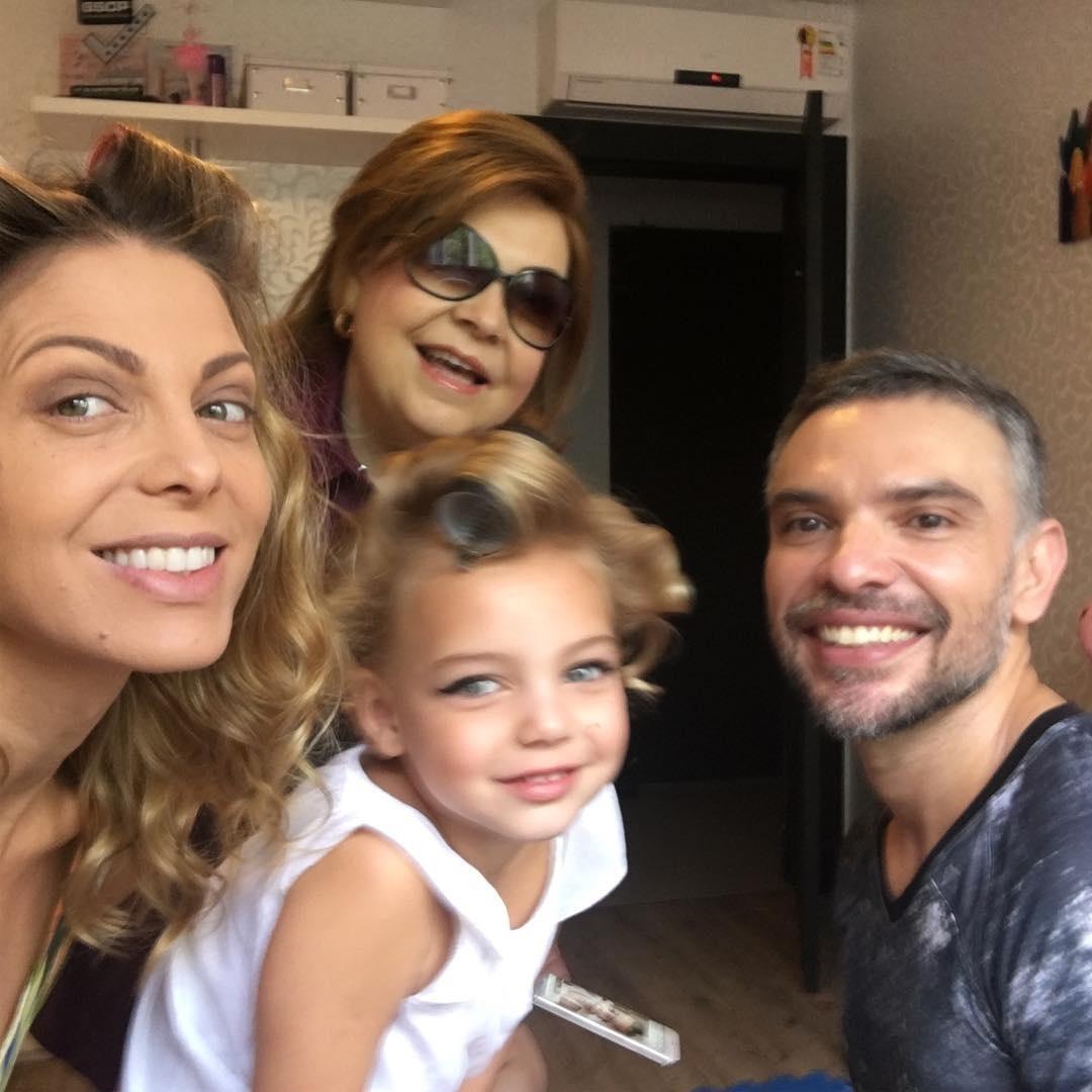 Sheila Mello e a filha, Brenda, aparecem com bobes na cabeça antes da festa de quatro anos da menina com o tema pin-ups - Reprodução/Instagram/xuxanatacao