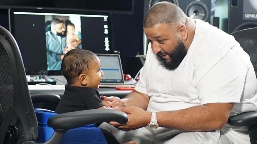 Asahd Khaled trabalha em estúdio com o pai, DJ Khaled: cadeira de escritório adaptada para garantir conforto do bebê de 6 meses - Reprodução/Instagram