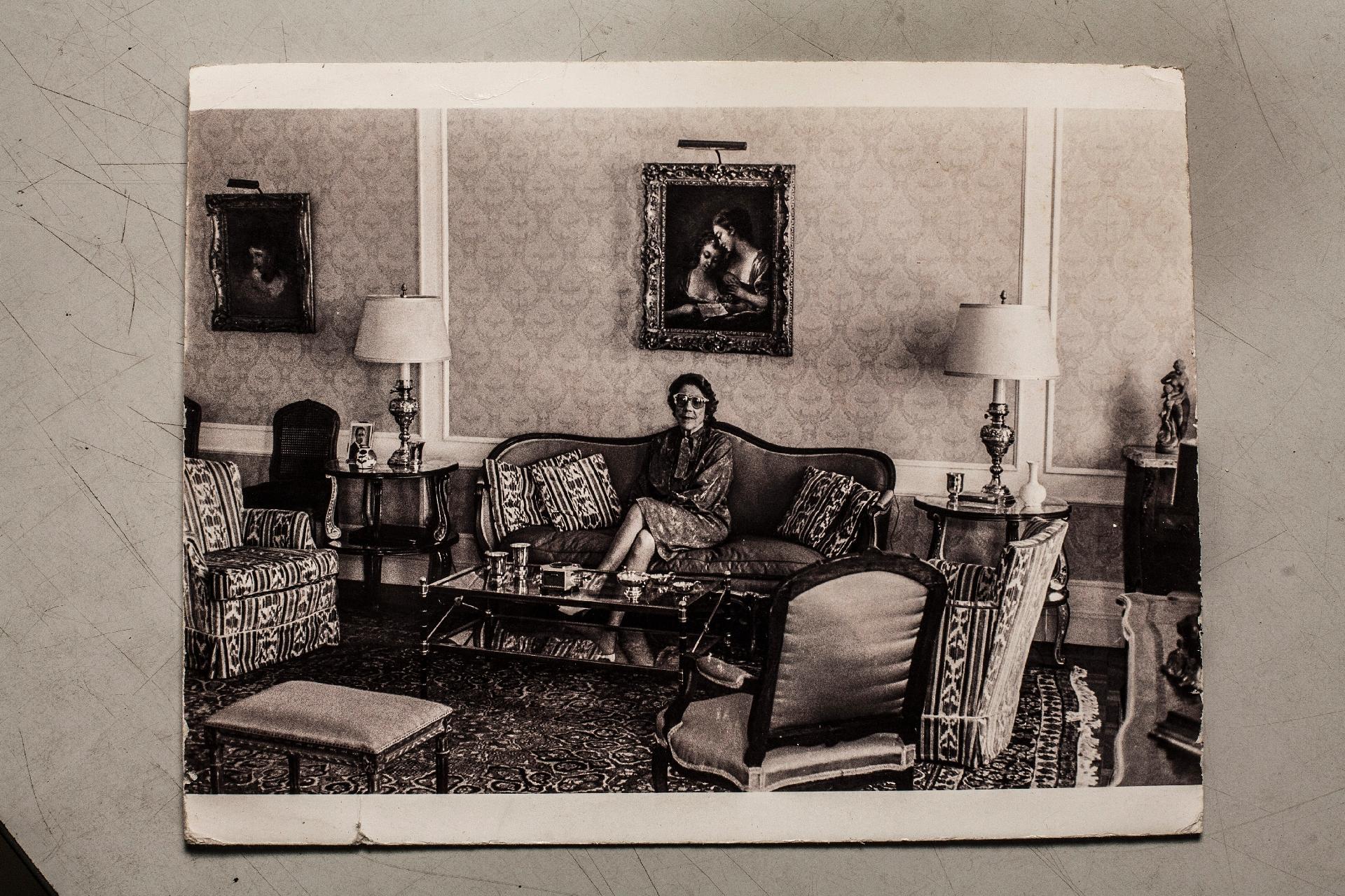 Foto rara da matriarca da família Guinle, descansando na suíte presidencial do Copacabana Palace, no Rio de Janeiro. A foto foi encontrada dentro de um livro no Sebo do Messias - Fernando Moraes/UOL