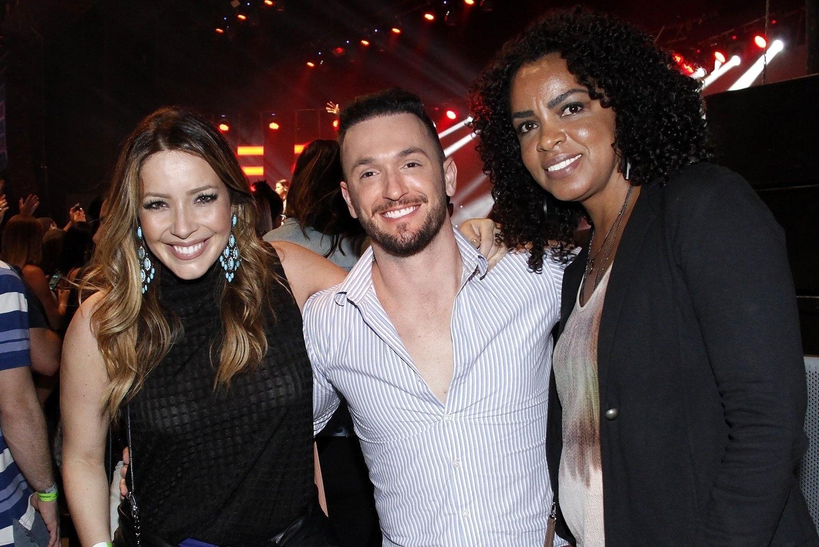 15.jul.2017 - Renata Dominguez, Diego Hypolito e Fofão, colegas no "Superchef Celebridades", curtem show de Simone e Simaria no Rio - Marcos Ferreira / Brazil News