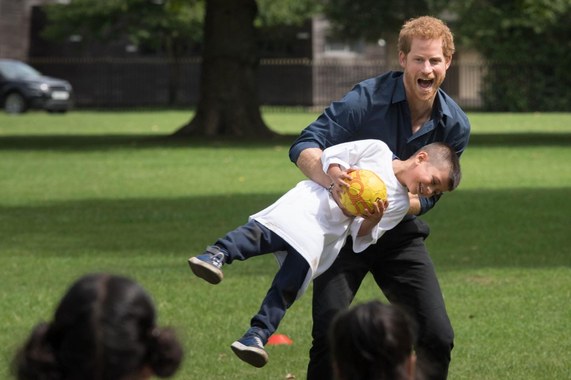 Príncipe Harry brinca com crianças durante a campanha Fit and Fed, em Londres - Stefan Rousseau/WPA Pool/Getty Images