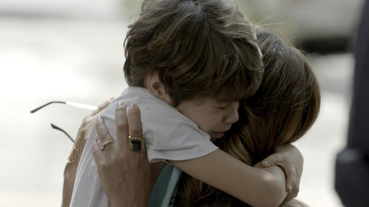 Dedé (João Bravo) se desespera ao ver a mãe sendo presa em "A Força do Querer" - Reprodução/GShow - Reprodução/GShow