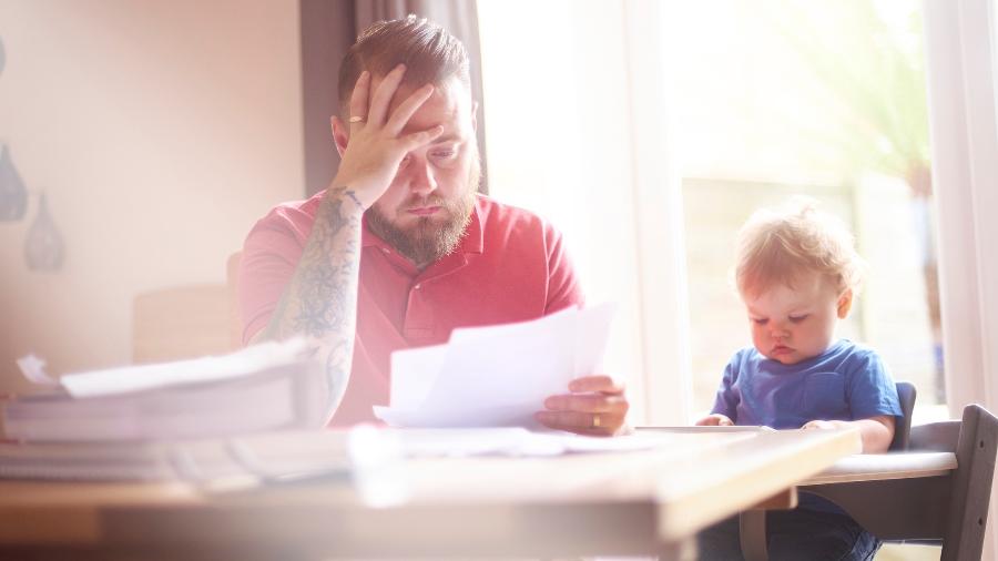 Como contar aos filhos em cada faixa etária sobre demissão - iStock