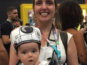 Momento fofura: BB-8 vira "Bebê-8" na Comic Con - Júlia Zocchio/UOL