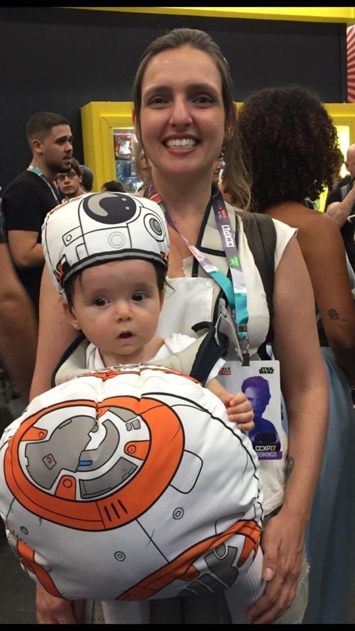 Momento fofura: BB-8 vira "Bebê-8" na Comic Con - Júlia Zocchio/UOL