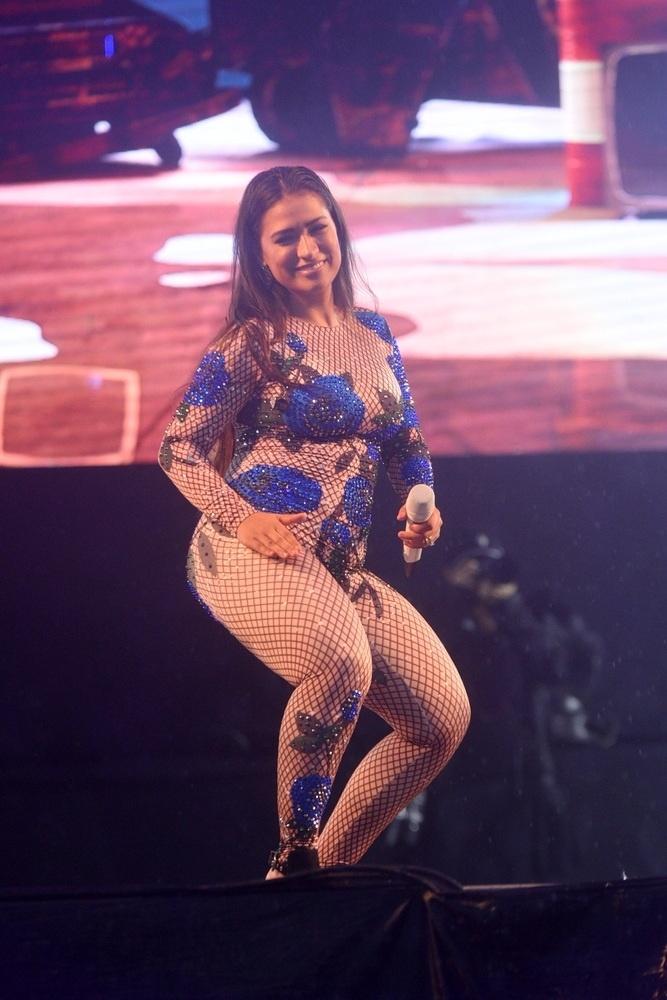 30.12.2017- Sempre bem humorada, Simone brincou com o público e sensualizou no palco do Villa Mix na cidade da Penha em Santa Catari - Leo Franco / AgNews