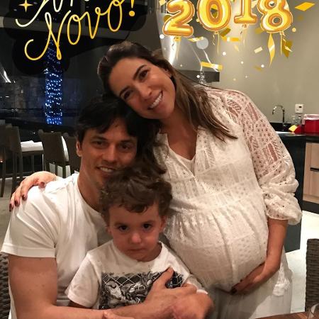 Patrícia Abravanel, ainda grávida da segunda filha, Fábio Faria e o primogênito do casal, Pedro - Reprodução/Instagram