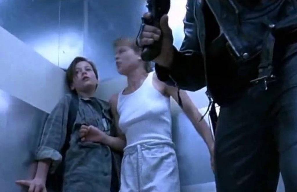 Arnold Schwarzenegger, Linda Hamilton e Edward Furlong em cena de "O Exterminador do Futuro 2: O Julgamento Final" (1991) -
                                                    Reprodução