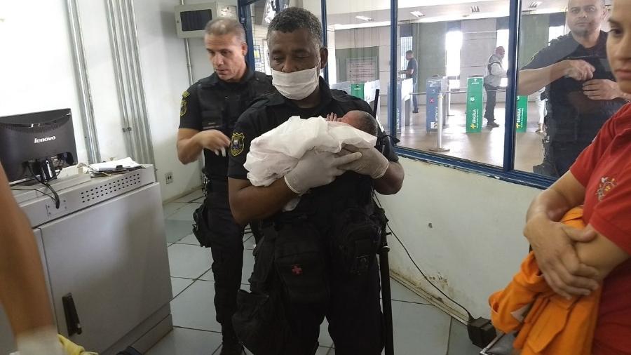 Os agentes de segurança da estação foram responsáveis por auxiliar a mãe durante o parto - Divulgação/Metrô-DF