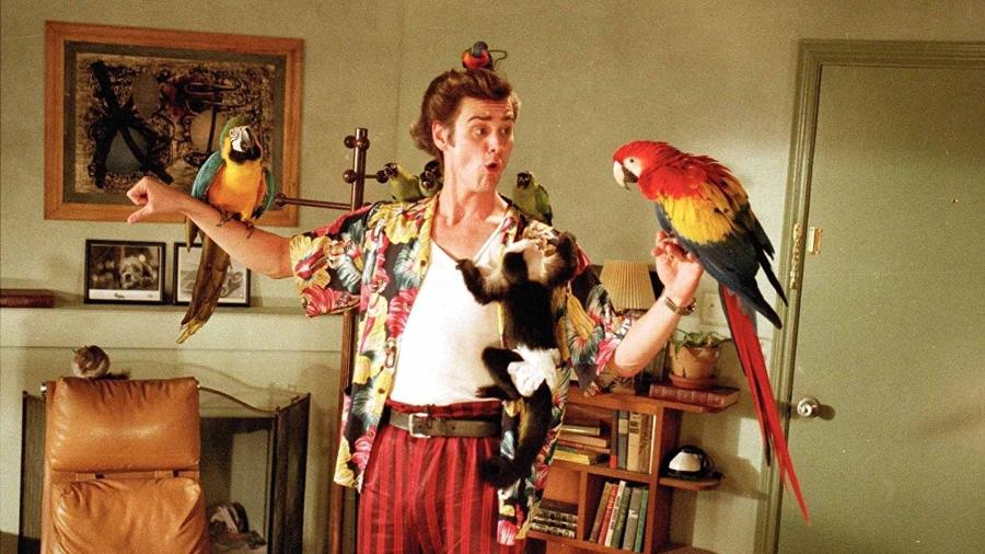 Jim Carrey em cena em "Ace Ventura - Um detetive diferente" (1994) - Divulgação