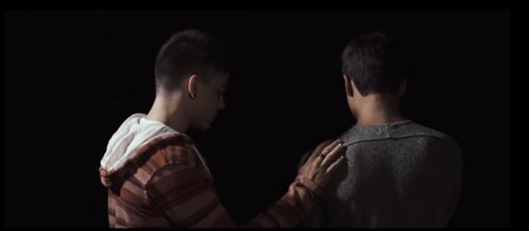 Bruno Gadiol lançou a nova música, "Sem Costume", em parceria com o cantor Gabriel Nandes, e que mostra a história de amor entre dois homens - Reprodução/YouTube/canaldobruno