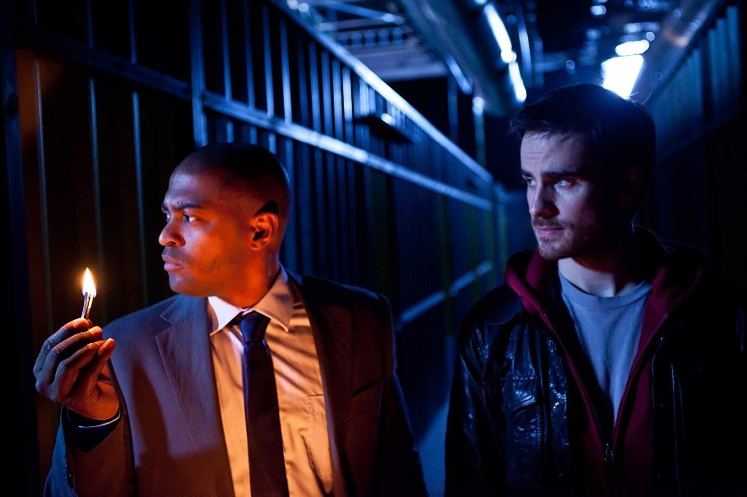 Noel Clarke e Colin O'Donoghue em "Storage 24" (2012) - Divulgação