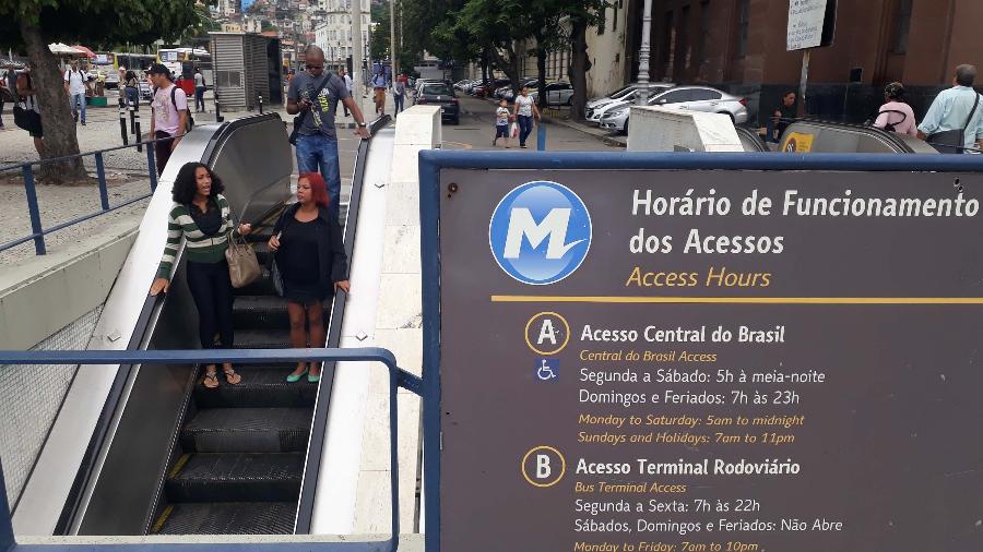 Passageiros entram em estação de metrô do Rio - José Lucena/Futura Press/Estadão Conteúdo