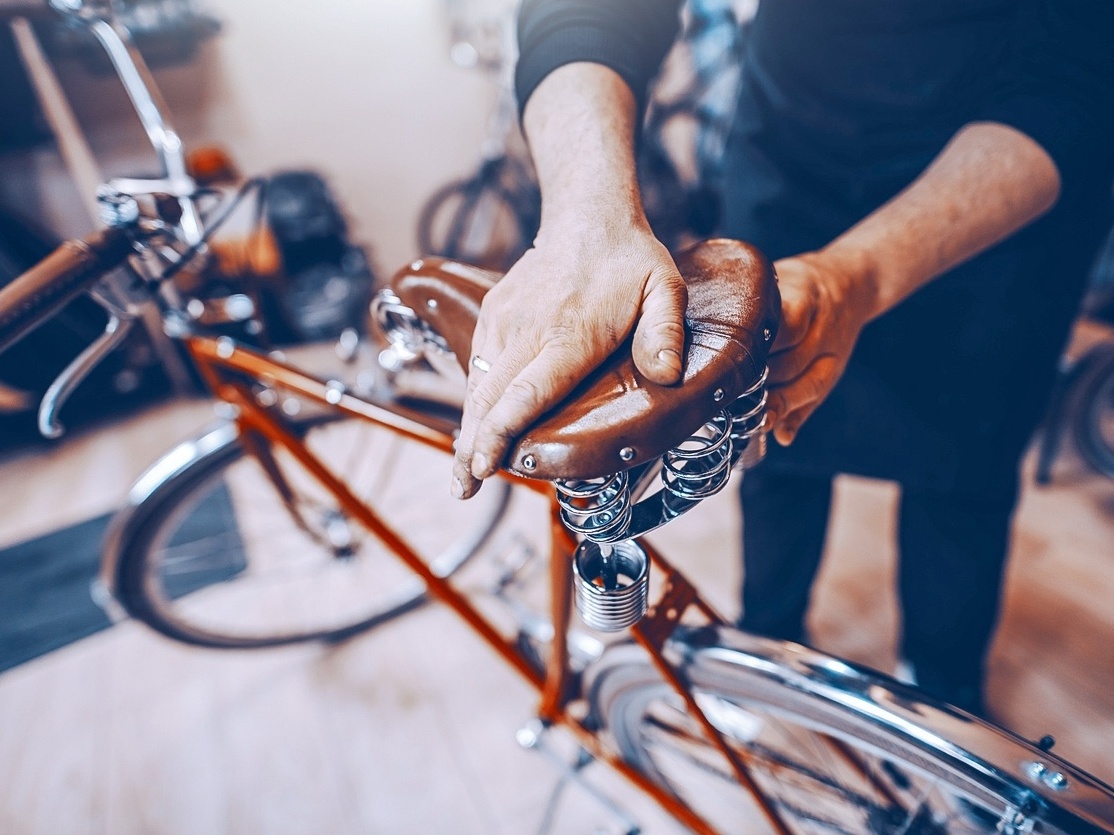 MENINA NO GRAU DE BIKE SEM A MÃO