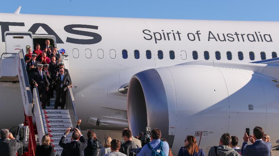Tripulação e passageiros deixam aeronave após voo de 20 horas - AFP